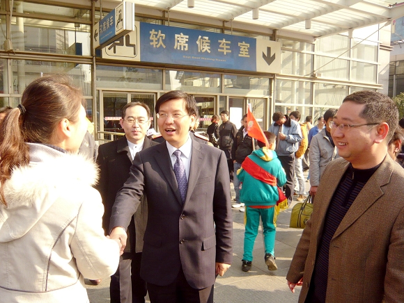 华东理工大学团委书记宋来陪同共青团上海市委副书记陈凯慰问yl23455永利官网志愿者